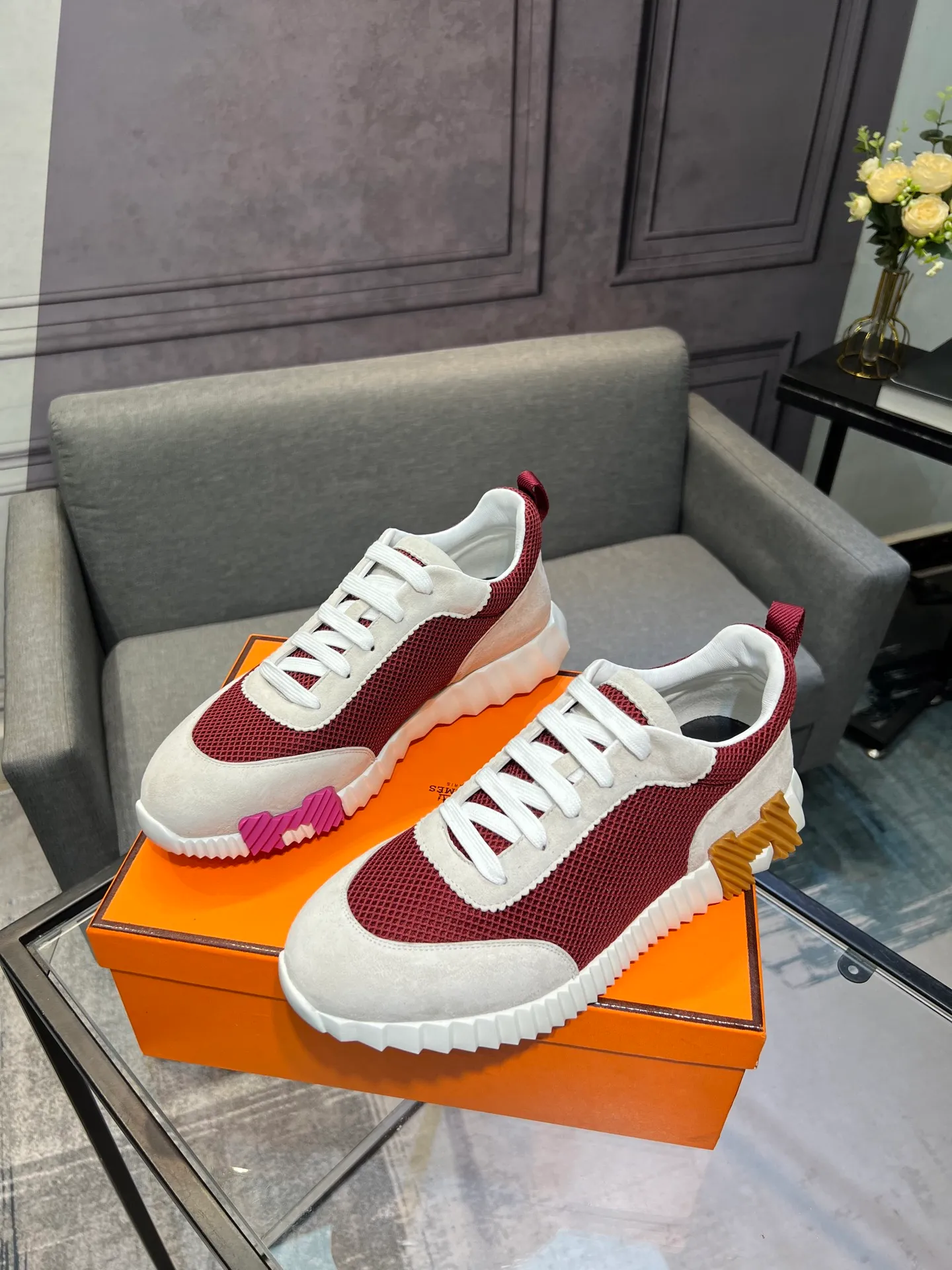 Men's shoes 💰660 Exclusive real shot (top version) Hermes new autumn and winter sports shoes. One of the most comfortable shoes from Hermes. Very light on the feet and good-looking. You will not be tired even if you go shopping. The overall suede feels very good. It is very beautiful and versatile. Very light and comfortable. Fabric: Imported high mercerized sheep/original single rain velvet. Lining: Imported silk sheepskin for the lining insole. Outsole: Seamless combination of IP+TPU (multi-color letters) German technology irradiation machine Size: Male 39-46 (Male 38 45 46 customized) Top quality, simultaneous full set of packaging